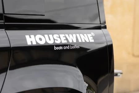 HOUSEWINE-logo op de zwarte Defender.