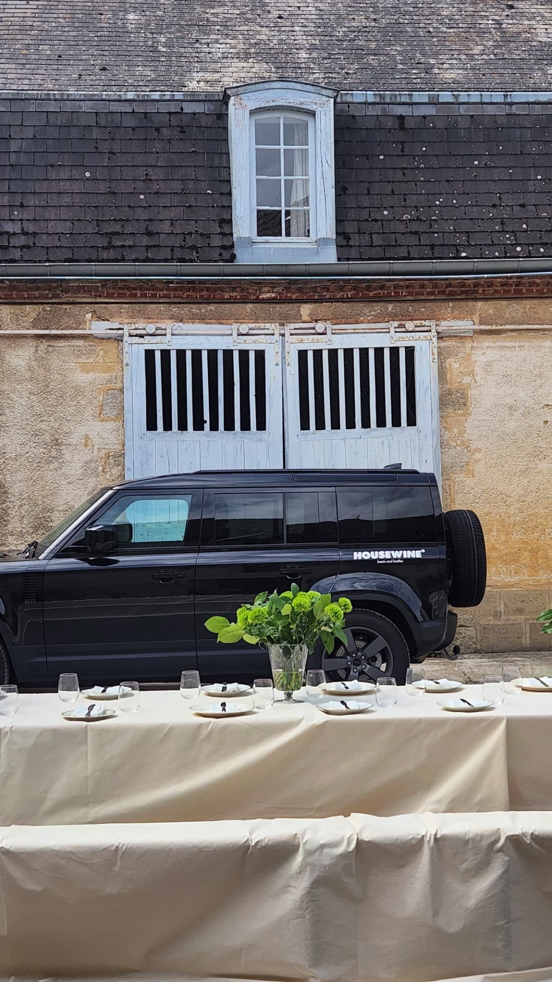 HOUSEWINE Defender op locatie in Frankrijk.