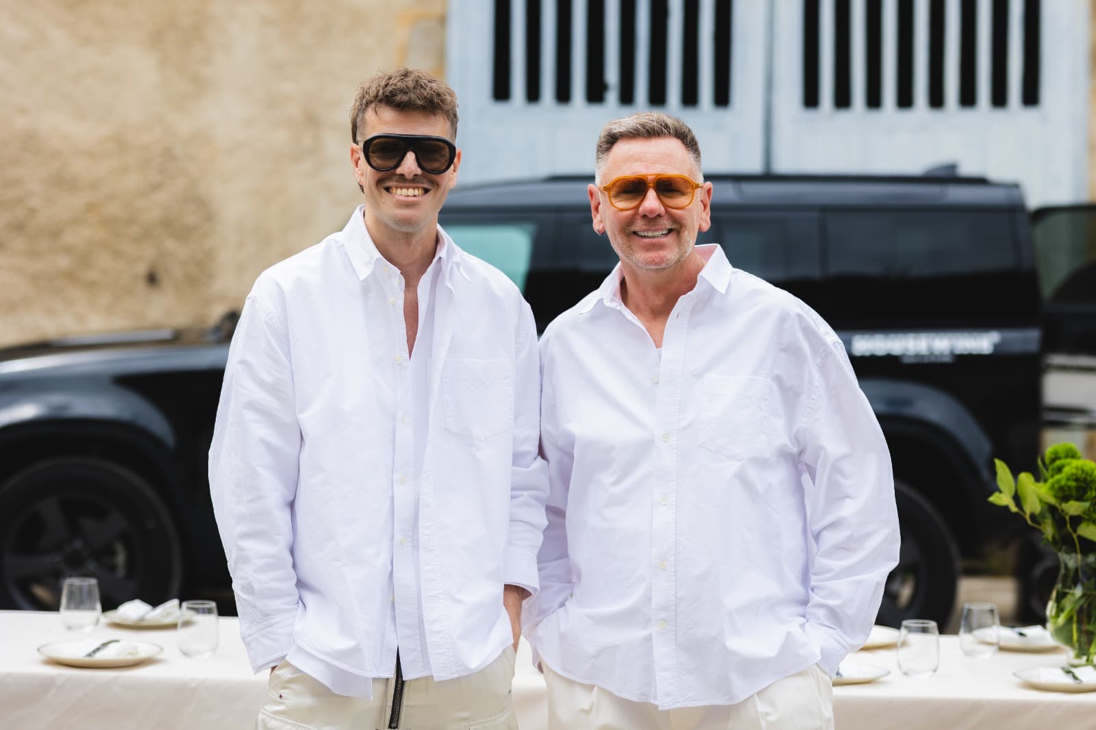 De twee founders van HOUSEWINE bij hun zwarte Defender